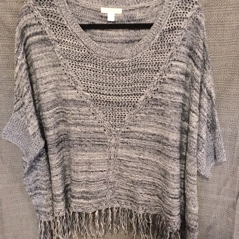 New York and Company Women’s short sleeve blue and white fringe sweater size M